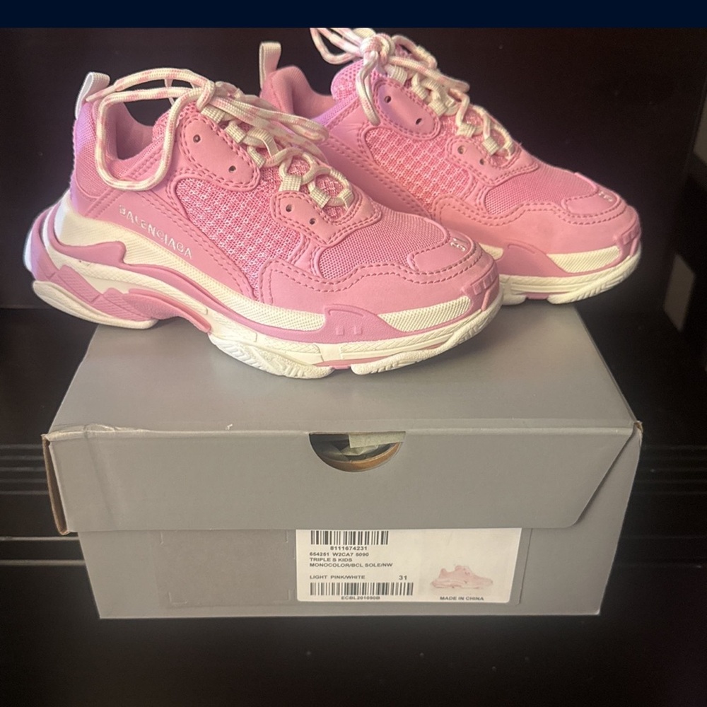 Size 13Y US or size 31 EU kids